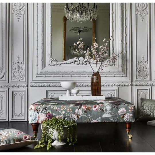 szines mintas textil zold madar rozsa virag mintas elegans butor fuggony szovet karpit butor puff labtarto szek parna elegans kastely villa design.jpg